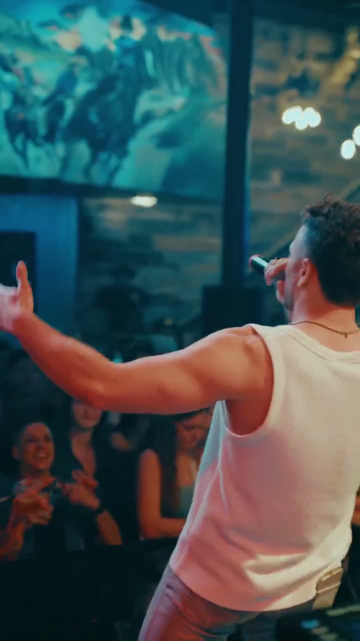 Roseville - Crowd On Fire - Jordan Miller live video
